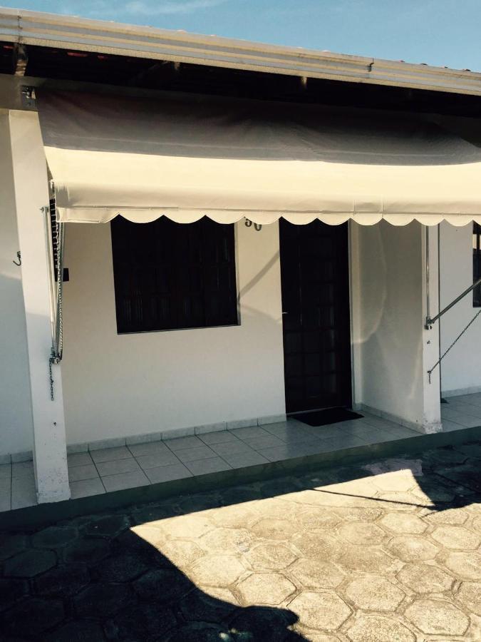 Kitinete Em Matinhos Com Piscina Villa Bagian luar foto